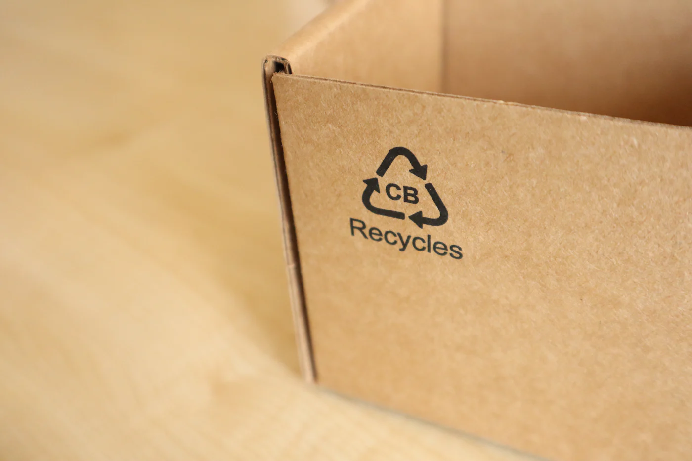 Greenwashing interzis 2026 – ambalaj cu simbol de reciclare și afirmații ecologice