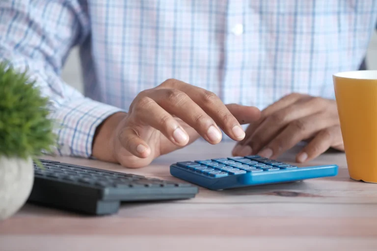 Plafon TVA 2026 – calculator folosit pentru verificarea pragului de 395.000 lei