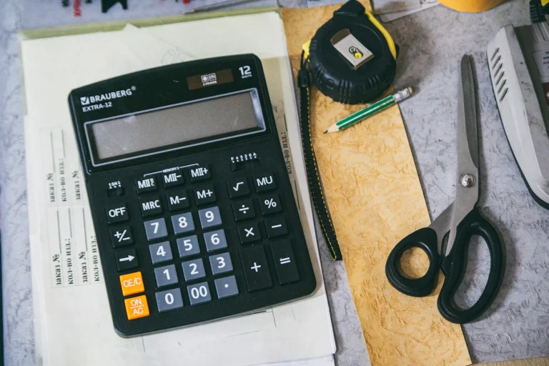 Taxe PFA 2026 – calculator și obiecte de birou pentru calcul fiscal